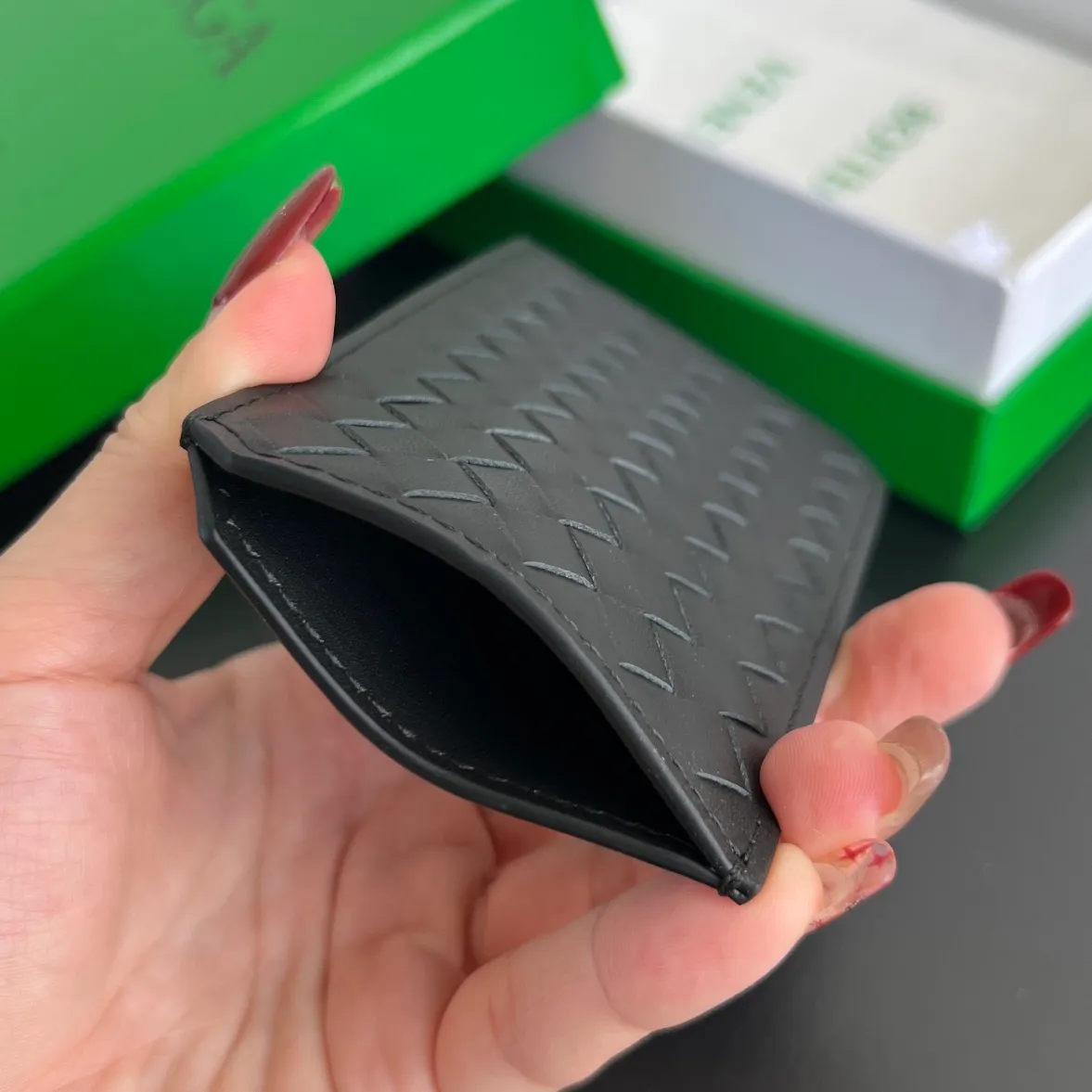 BV’s new 796963 woven Piccolo vertical card holder. The classic small woven work that I miss 0.7 is back. It’s really designed. The calfskin texture is high-end. It’s carefully designed with four card slots and a central compartment. You can also put cash in for daily use. You deserve to have such an thoughtful design. P440 Size: 12*7*0.5 layer cm